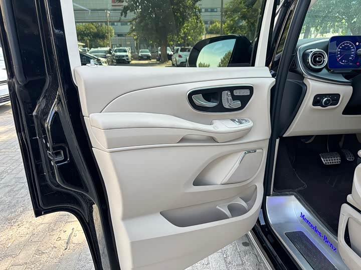 Mercedes-Benz V-Class 2024 2024款 V 300 L 长轴距豪华版