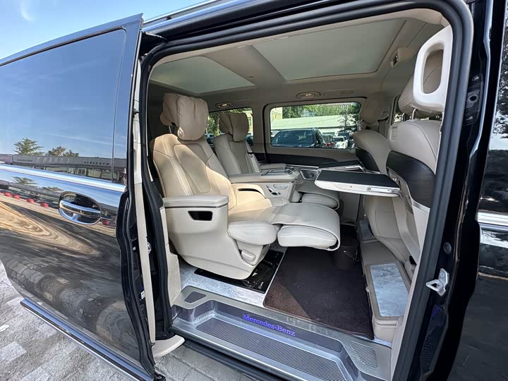 Mercedes-Benz V-Class 2024 2024款 V 300 L 长轴距豪华版