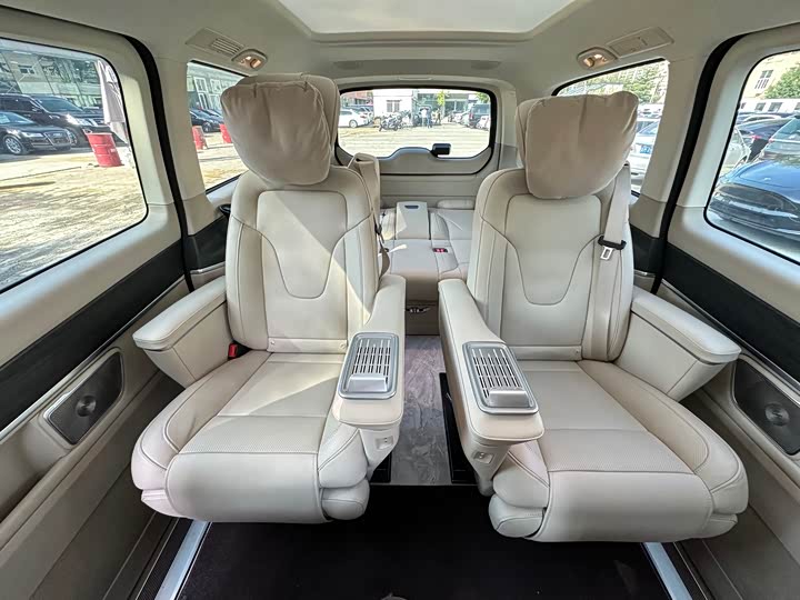 Mercedes-Benz V-Class 2024 2024款 V 300 L 长轴距豪华版