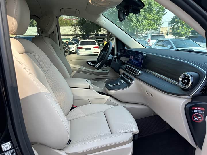 Mercedes-Benz V-Class 2024 2024款 V 300 L 长轴距豪华版
