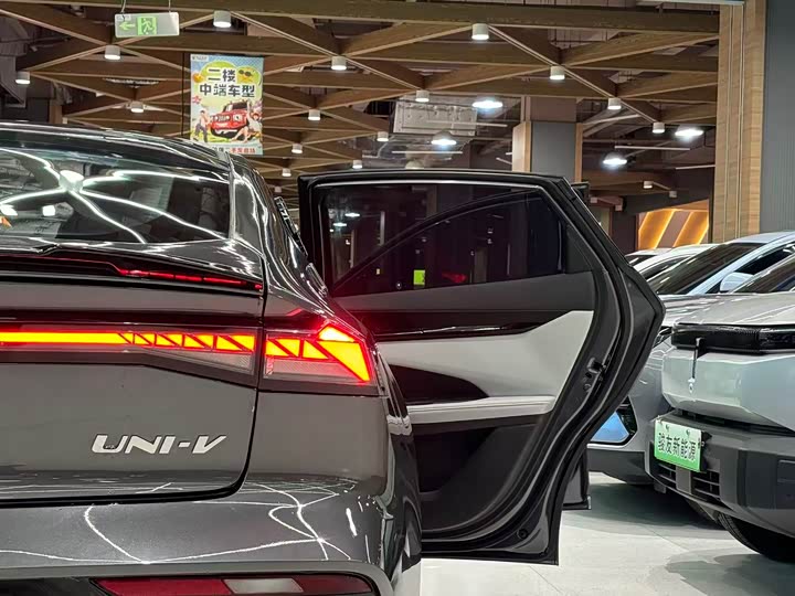 Changan UNI-V Hybrid 2024 2024款 蓝鲸智电iDD 136km 智酷型