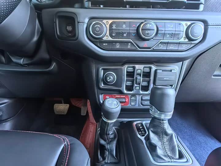 Jeep Wrangler 2024 2024款 2.0T 罗宾汉四门版