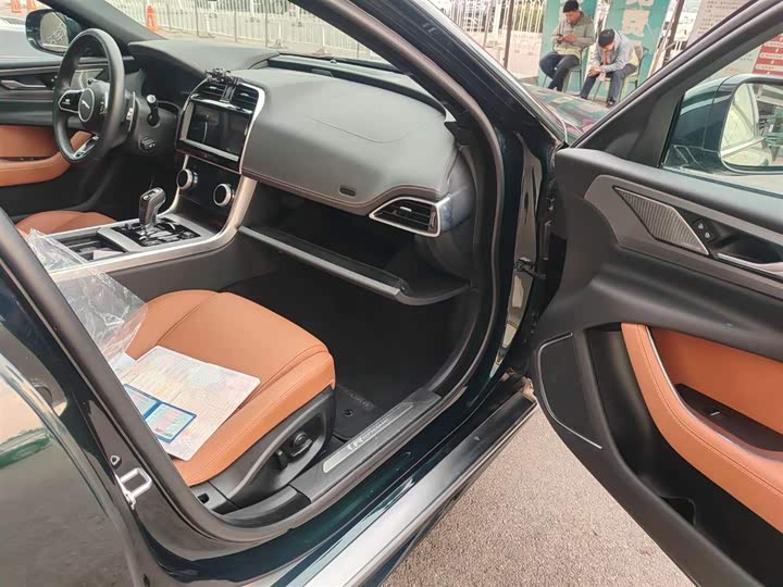 Jaguar XE L 2024 2024款 2.0T 250PS R-DYNAMIC S进取运动版