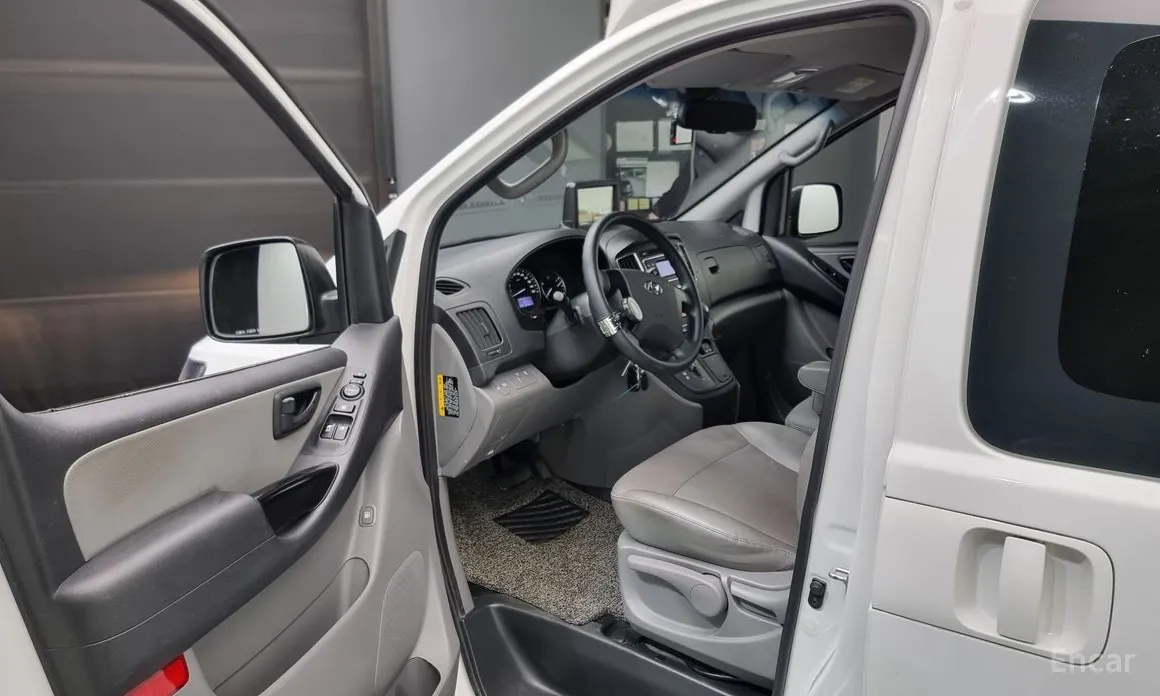 Hyundai Starex 2017 Van 3-Seater