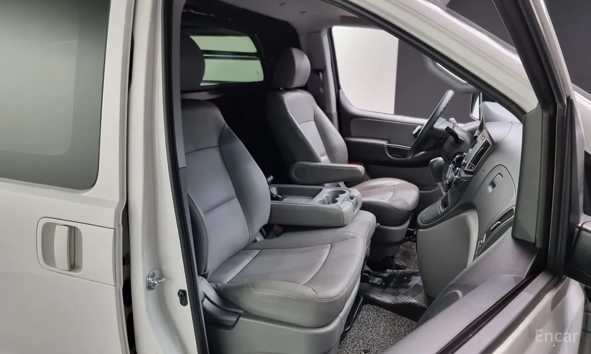 Hyundai Starex 2017 Van 3-Seater