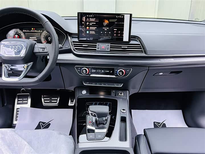 Audi Q5L 2025 2025款 45周年典藏版 45 TFSI 豪华动感型