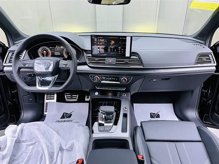 Audi Q5L 2025 2025款 45周年典藏版 45 TFSI 豪华动感型