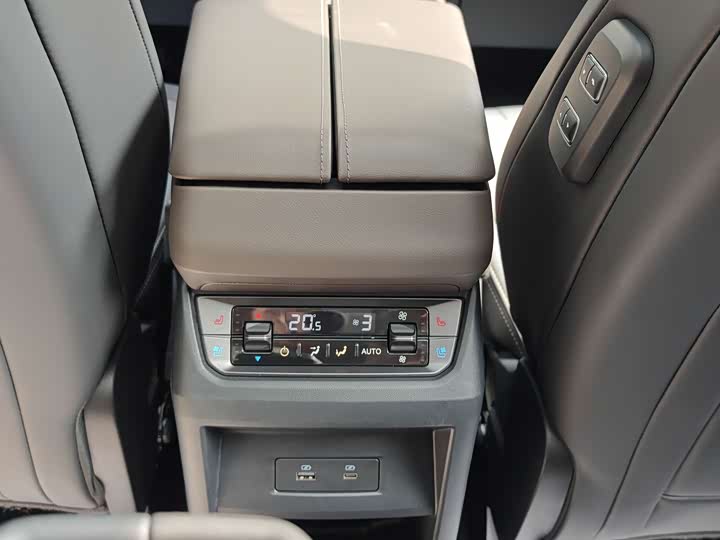 Ford Edge 2025 2025款 锐界L 2.0T EcoBoost E混动四驱七座至尊型