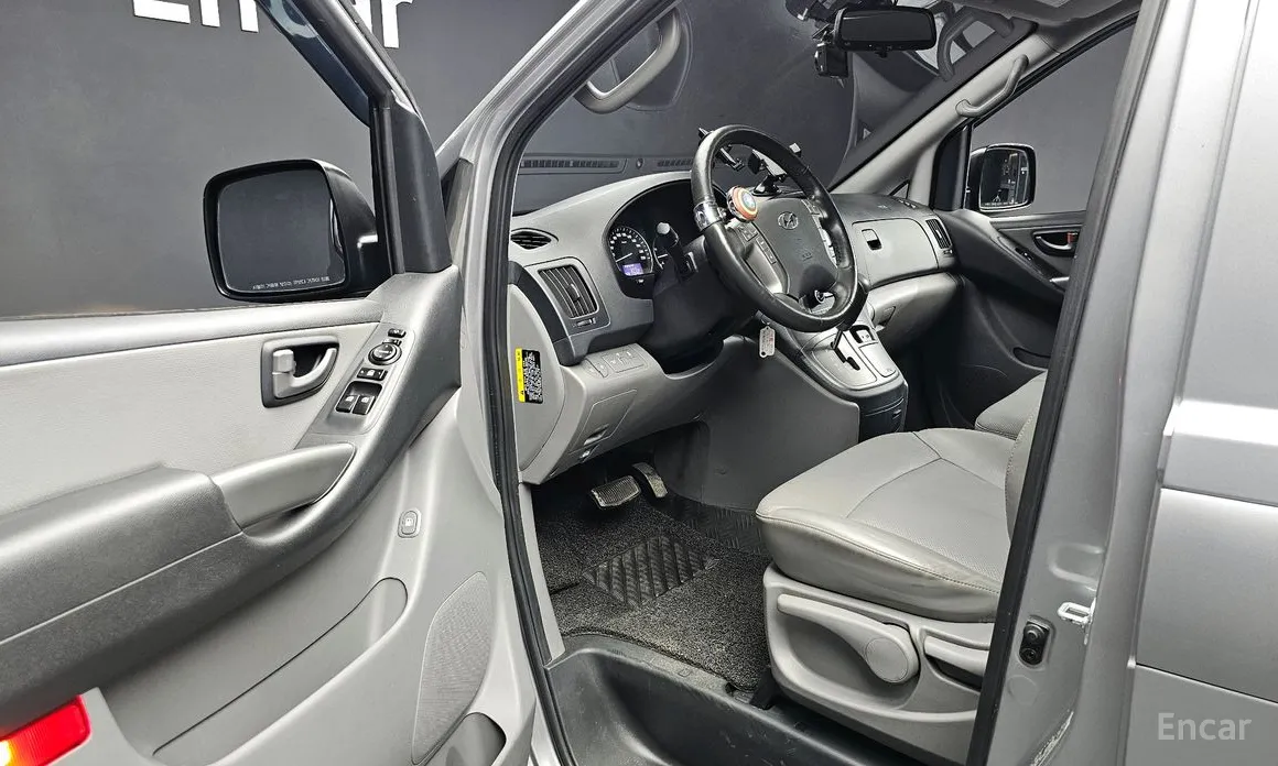Hyundai Starex 2017 Van 3-Seater