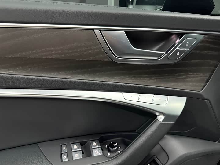 Audi A6L 2025 2025款 改款 45 TFSI quattro 臻选动感型