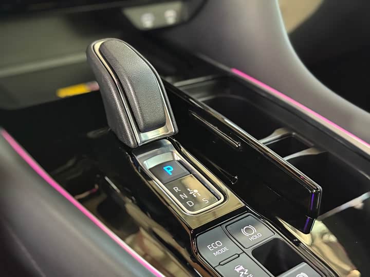 Toyota Vellfire 2024 2024款 皇冠 双擎 2.5L 至尊行政版