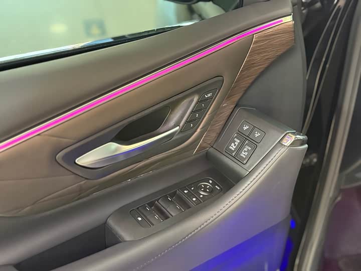 Toyota Vellfire 2024 2024款 皇冠 双擎 2.5L 至尊行政版