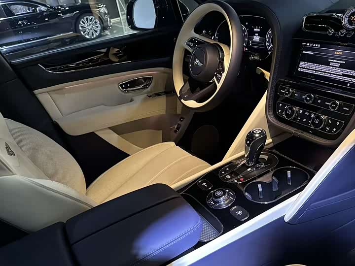 Bentley Bentayga 2026 2026款 4.0T V8 长轴距版