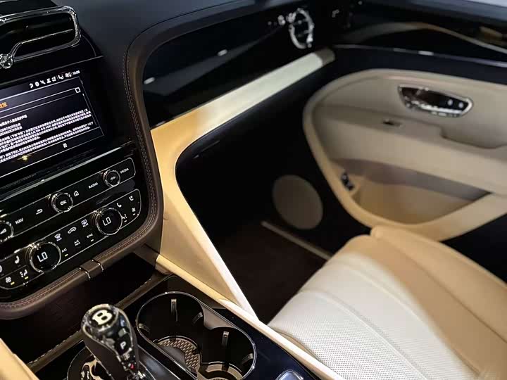 Bentley Bentayga 2026 2026款 4.0T V8 长轴距版