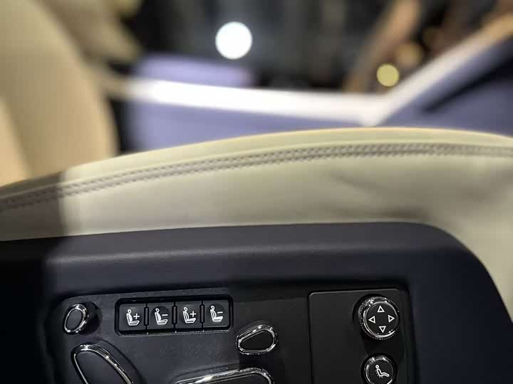 Bentley Bentayga 2026 2026款 4.0T V8 长轴距版