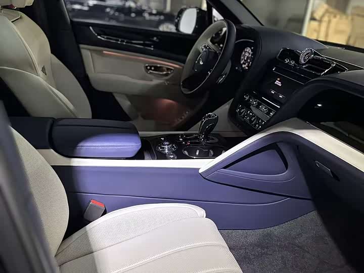 Bentley Bentayga 2026 2026款 4.0T V8 长轴距版