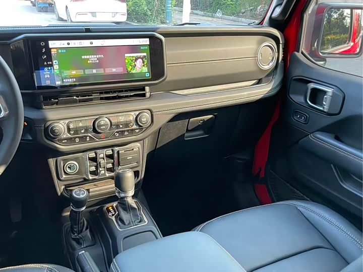 Jeep Wrangler 2024 2024款 2.0T 撒哈拉四门版