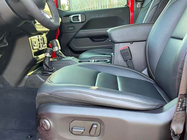 Jeep Wrangler 2024 2024款 2.0T 撒哈拉四门版