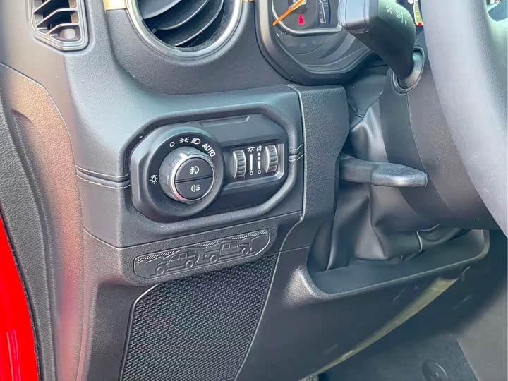 Jeep Wrangler 2024 2024款 2.0T 撒哈拉四门版