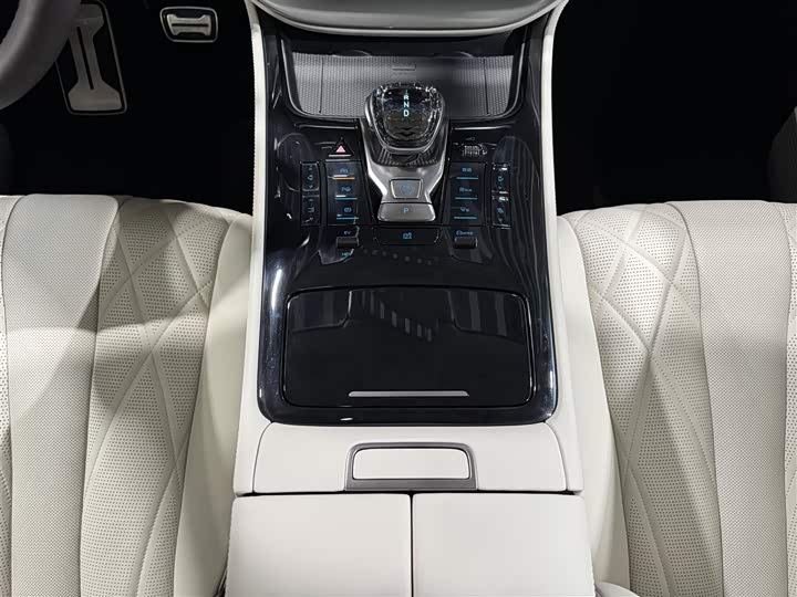 Denza D9 2025 2025款 DM-i 智驾版 1020 四驱旗舰型