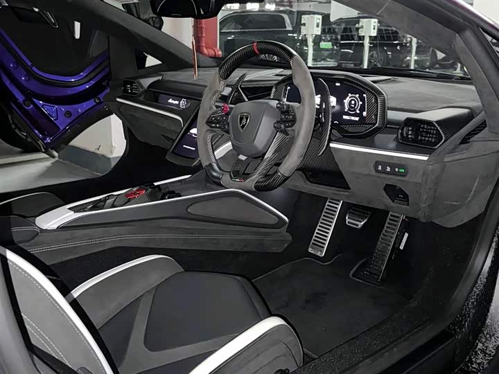 2023 Lamborghini Revuelto