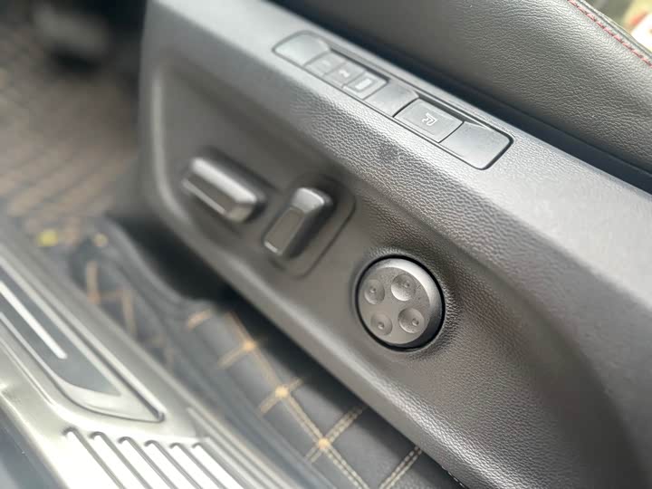 Maxus D90 Pro 2021 2021款 2.0T 柴油四驱阿拉善版 5座