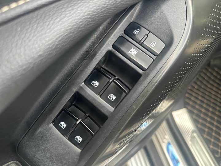 Maxus D90 Pro 2021 2021款 2.0T 柴油四驱阿拉善版 5座