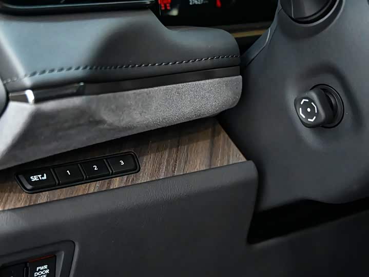 Lexus LM 2023 2023款 500h 六座尊崇版