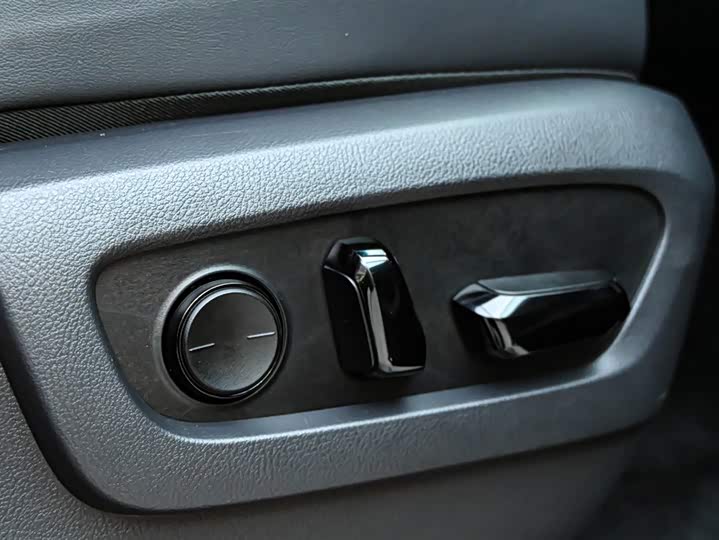 Lexus LM 2023 2023款 500h 六座尊崇版