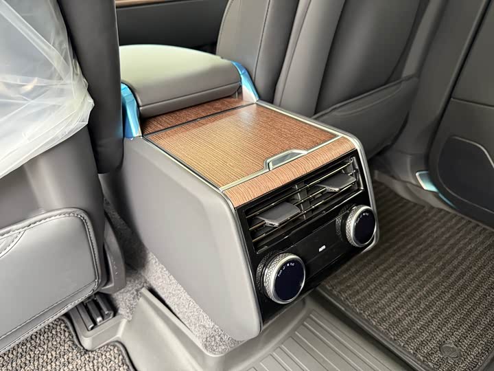 Land Rover Range Rover 2025 2025款 3.0 L6 400PS 盛世加长版