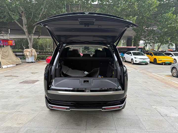 Land Rover Range Rover 2025 2025款 3.0 L6 400PS 盛世加长版