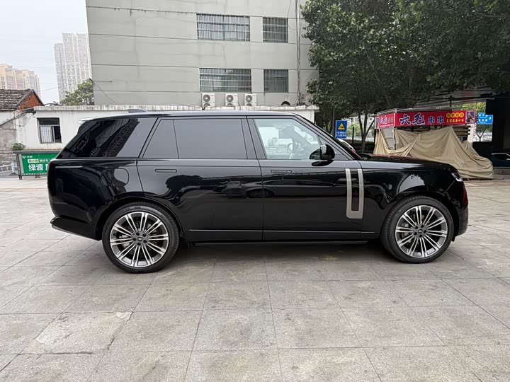 Land Rover Range Rover 2025 2025款 3.0 L6 400PS 盛世加长版