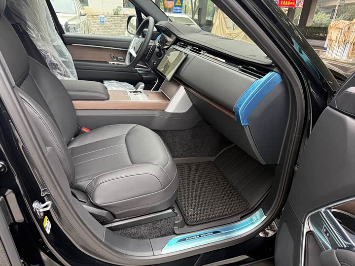 Land Rover Range Rover 2025 2025款 3.0 L6 400PS 盛世加长版