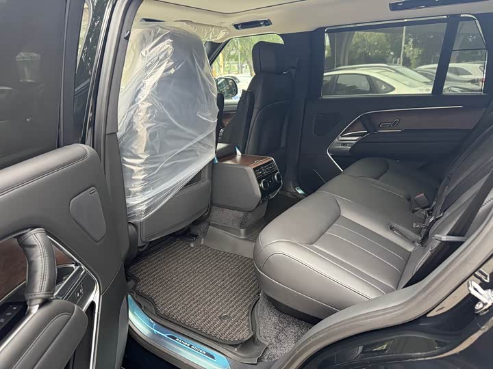 Land Rover Range Rover 2025 2025款 3.0 L6 400PS 盛世加长版