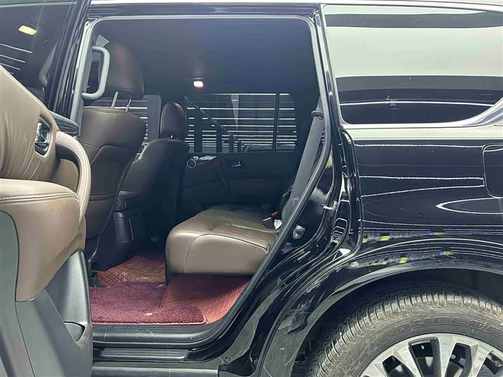 Nissan Armada 2023 2023款 ARMADA 5.6L 无敌舰队铂金版