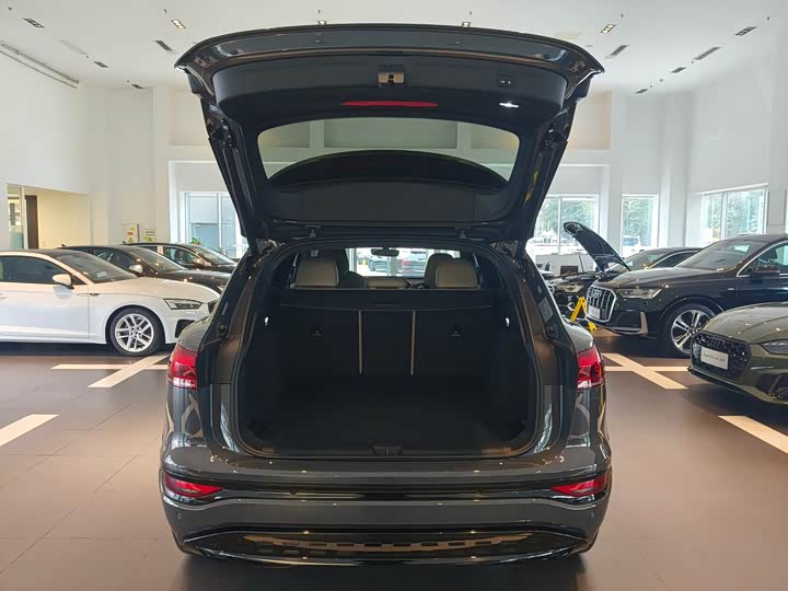 Audi Q6L e-tron 2026 2026款 首发领航版