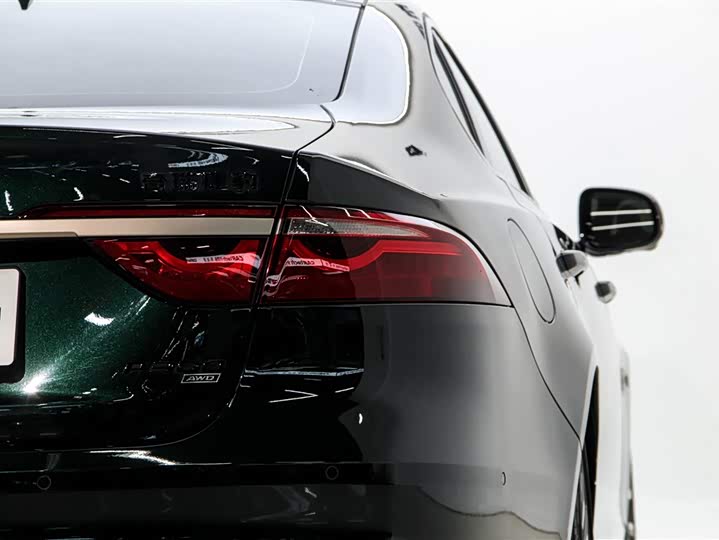 Jaguar XF L 2024 2024款 2.0T P300 四驱旗舰运动鎏金版