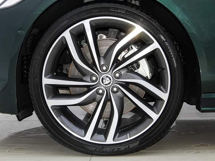 Jaguar XF L 2024 2024款 2.0T P300 四驱旗舰运动鎏金版