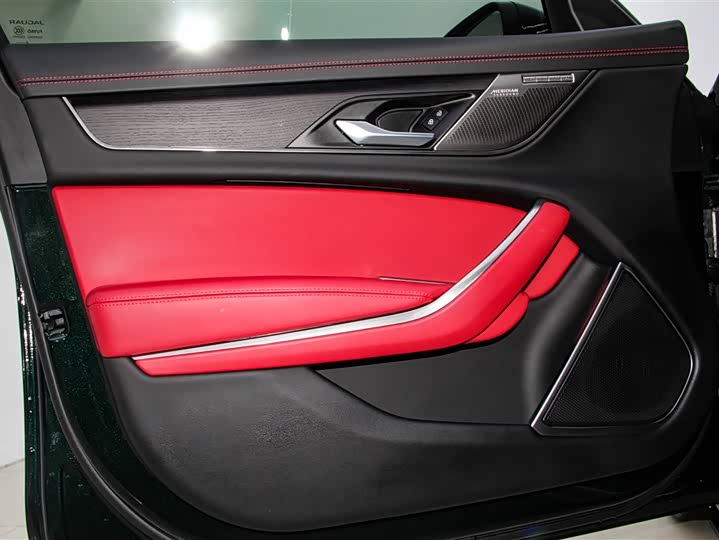 Jaguar XF L 2024 2024款 2.0T P300 四驱旗舰运动鎏金版