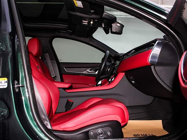 Jaguar XF L 2024 2024款 2.0T P300 四驱旗舰运动鎏金版