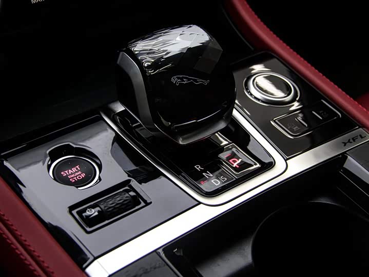 Jaguar XF L 2024 2024款 2.0T P300 四驱旗舰运动鎏金版