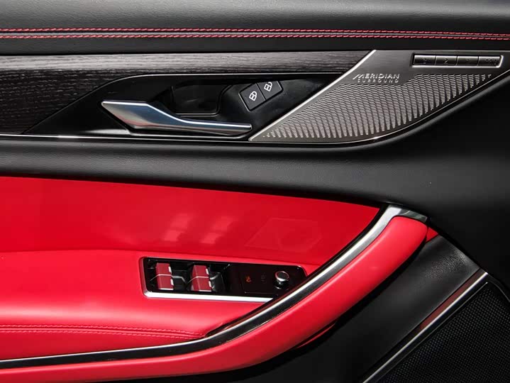 Jaguar XF L 2024 2024款 2.0T P300 四驱旗舰运动鎏金版