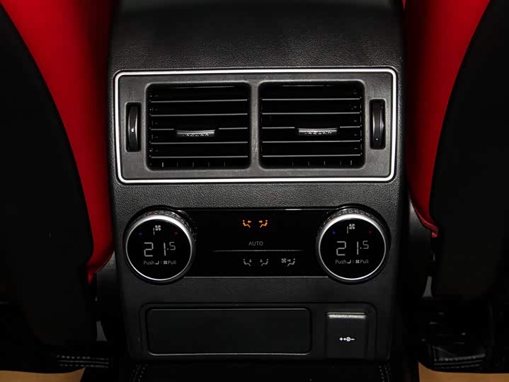 Jaguar XF L 2024 2024款 2.0T P300 四驱旗舰运动鎏金版