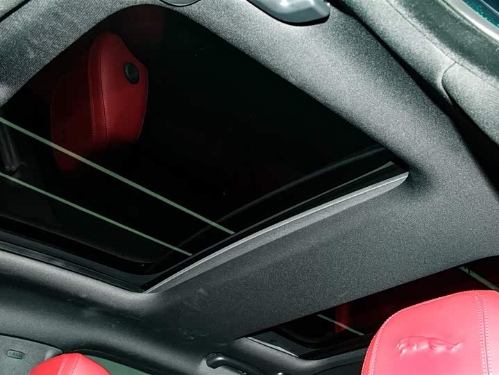 Jaguar XF L 2024 2024款 2.0T P300 四驱旗舰运动鎏金版