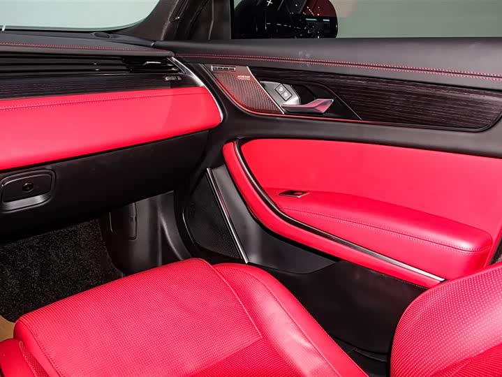 Jaguar XF L 2024 2024款 2.0T P300 四驱旗舰运动鎏金版