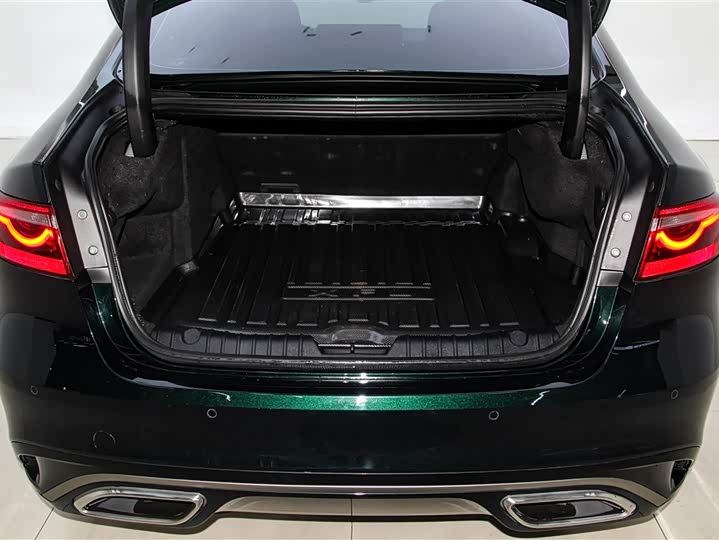 Jaguar XF L 2024 2024款 2.0T P300 四驱旗舰运动鎏金版