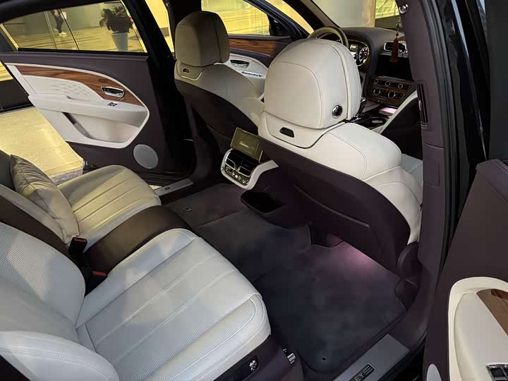 Bentley Bentayga 2023 2023款 4.0T V8 长轴距版