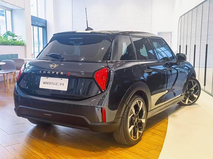 Mini Mini 2025 2025款 2.0T COOPER S 艺术家 五门版