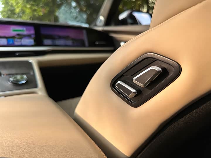 Geely Monjaro 2025 2025款 东方曜 2.0TD 自动四驱望月版