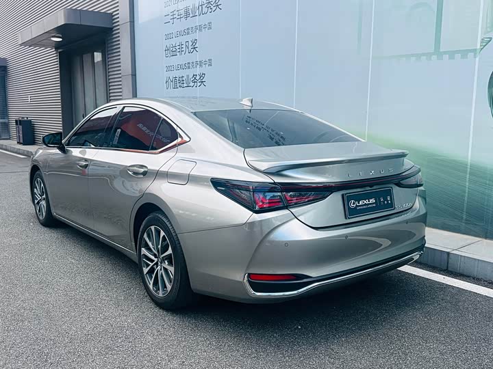 Lexus ES 2025 2025款 300h 臻享版